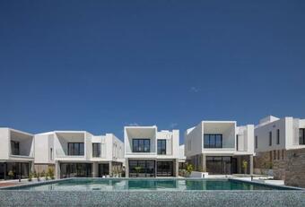 Avalon 1 Villa 9 Communal Pool