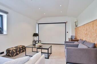 Les �curies Avec Salle De Cin�ma