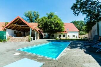 Hostal Penzion U Z�mku Dale?ice Pro 20 Osob