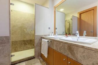 Chalet De Ensue�o Con Piscina 4br-8p-sevilla