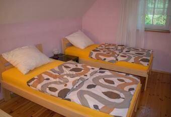 Dom Nad Jeziorem W?r�d Las�w