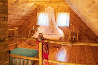 Drewniana Chata Lato? Ca?oroczny Domek Klimatyczny Z Kominkiem