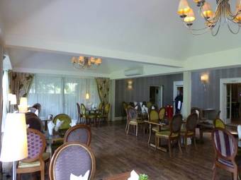 The Riverside House Hotel