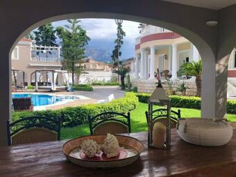 Villa Dolphin - Beachfront Maisonette With Pool