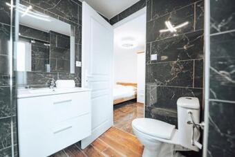 Bright Spacious 2br House W Big Kitchen & Parking