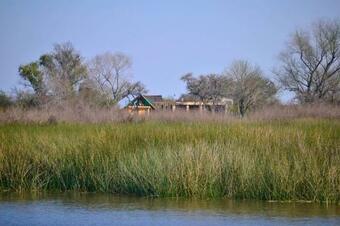 Caba�a Ipora Con Vista Al R�o Negro Y Al Muelle