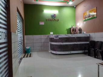 Oyo 85310 Hotel Four Seasons