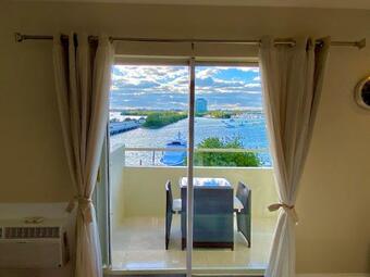 Modern Waterfront Apartment With Pool And Parking