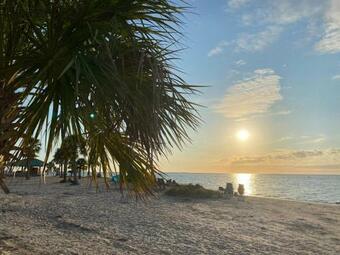 Villa Modern Home, Heated Pool, Close To Beaches!