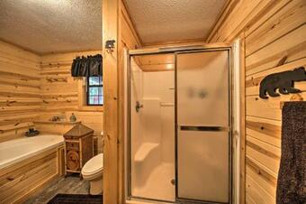 Woodsy Bear-a-dise With Hot Tub, 1 Mi To Lake