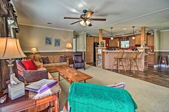 Charming Claxton Home Private Deck And Garden!