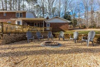 Lakefront Home-2car Garage-tvs-luxury Master Suite