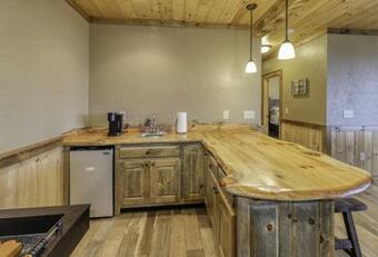 Mountaintop Masterpiece For 8 With Game Room! 3 Levels, 3 Porches And Hot Tub!