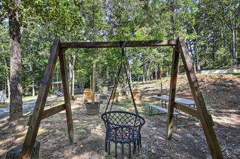 Picturesque Lake Hideout With Fire Pit And Hot Tub!