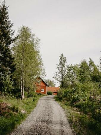 En Lantlig Idyll Med Skogen Precis Utanf�r D�rren!