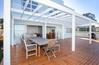 Tranquility Absolute Waterfront - Pet Friendly - 10 Mins To Hyams Beach
