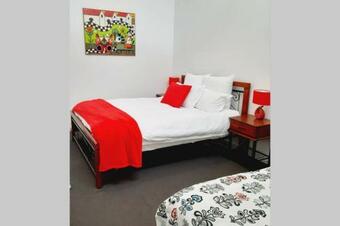 Modern 3 Bedroom Apartment, Beach, Surf & Shops