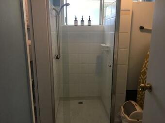 Apartamento Kookaburra Lodge - Sleeps 11 - Woodfire Heater - Ideally Located Between Beach & Lake - Aircon - Dog Friendly