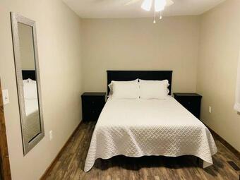 Modern Farmhouse 3 Bed, 2 Bath Apartment, Sleeps 7, Lots Of Space, Steps To Downtown, Honeywell & Eagles Theater