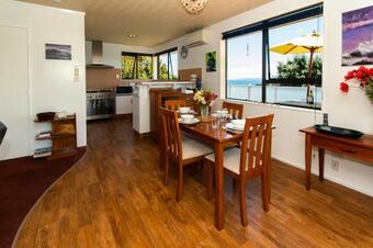 Tui's Retreat - Cable Bay Bach