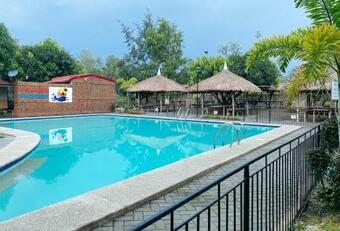 Hotel Reddoorz @ Les Amoure Beach Resort Zambales