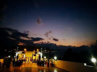 Reddoorz Plus @ Casareal Hotel