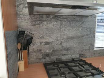 Relax Huisjes Zijn Luxe Huisjes Met Een Vaatwasser En Zeer Snel Wifi 5g En Is Voorzien Van Een Nieuwe Badkamer En Keuken Met Een Omheinde Tuin Met Een Eigen Parkeerplaats