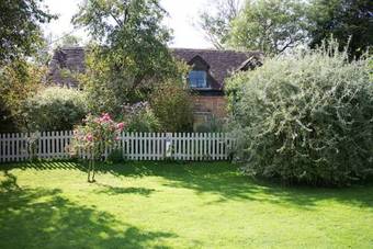 Whispering Cottages Bed And Breakfast