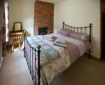 Charming Terraced Cottage Close To Alton Towers