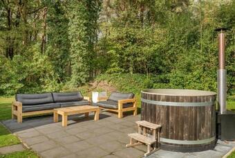 Beautiful English Villa With Hottub