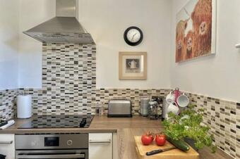 Spacious Apartment Close To The Beach - Lavender Apartment