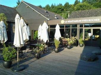 Jolie Chambre Entre Paysages Verdoyants Et Son Dolmen