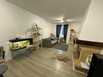 Bedroom In A House/ Chambre Dans Une Maison