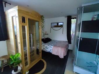 Apartamento Chambre Priv�e, Possibilit� Sauna En Suppl�ment, Calme, Parking Priv�, Clotur� Adoss� � La For�t, Magnifique Vue Dominante Sur La Ville Et Les Montagnes, Piscine Et Jacuzzi Partag�s Non Privatifs En �t�