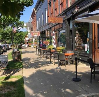 Maples Retreat - 2 Acres - Sleeps 10