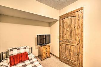 Spacious Elk Park Lodge With Hot Tub And Fire Pit