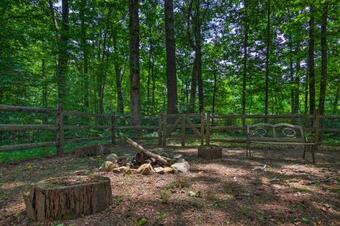 Chic Fairview Farmhouse Deck And Wishing Well!
