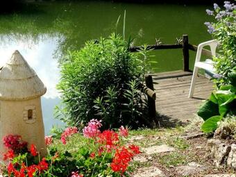 G�te Au Calme Avec P�che, Bord De Rivi�re "la Maison De La Taill�e Aux Volets Bleus"- Marais Poitevin