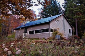 Custom-built Jamestown Cottage With Lakeside Yard!