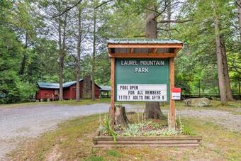 Laughlintown Cabin With Deck, Fire Pit And Ski Lift!