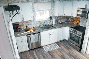 Sunday Morning Bnb - Cozy 4 Bedroom Lake Home