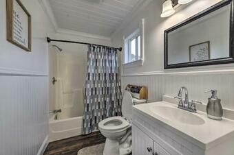 Waterfront Dunlap Cottage Large Yard And Views