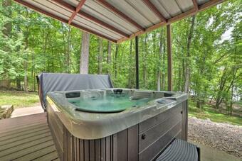 Pristine Lake Barkley Escape With Deck, Porch And Bar!