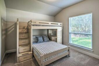 Bright Lago Vista Home - Walk To Lake Travis!