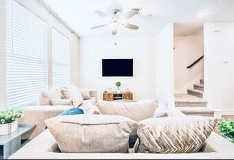 3 Bedroom Townhome, Short Drive To Fort Worth And Dallas!!