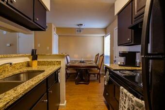 Apartamento King Suite Townhome With Laundry & Patio!