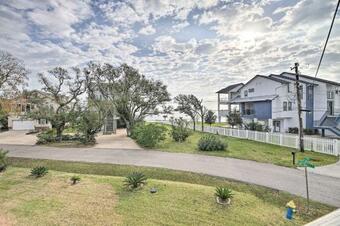 Seabrook Getaway With Balconies And Bay Views!