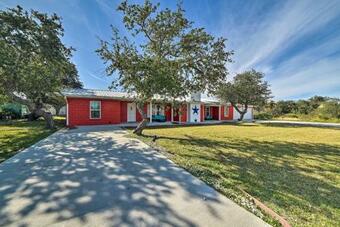 Modern Rockport Home, 1 Mi To Holiday Beach!