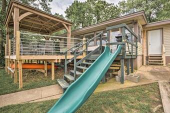 Cedar Creek Retreat With Sunroom And Cornhole Set