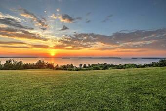 Waterfront Lake Champlain Home With Hot Tub And Sauna!
